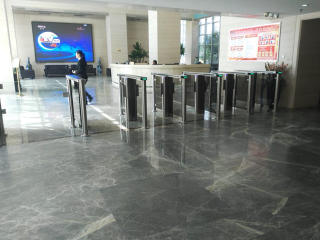 財富大廈豪華速通擺閘系統(tǒng)